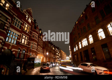 Nacht Verkehr und Straße Landschaft in einem typischen regnerischen Tag in Großbritannien in der Nähe von Harrods in London, Nacht städtische Szene Stockfoto