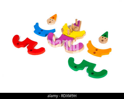 Foto eines Holzspielzeug Kinder clown Clown-förmige Sorter Sorter aus bunten Stücke auf einem weißen Hintergrund isoliert. Das Spielzeug für die Entwicklung von Stockfoto