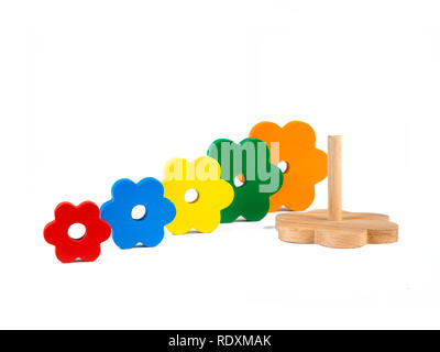 Foto eines Holzspielzeug Kinder sorter Pyramide der bunten Teile in der Form von isolierten flowerss auf einem weißen Hintergrund. Das Spielzeug für die DEVELOPMEN Stockfoto