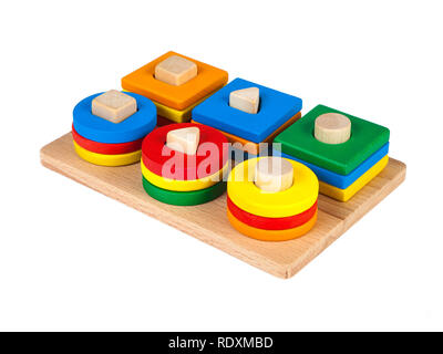 Foto eines Holzspielzeug Kinder Sorter mit kleinen Details in Form von geometrischen Formen (Rechteck, Quadrat, Kreis, Dreieck), in verschiedenen Stockfoto