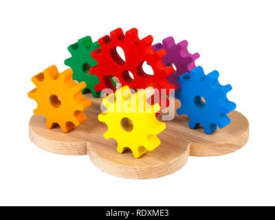 Foto eines Holzspielzeug Kinder Sorter mit kleinen Details in Form von Zahnrädern, in unterschiedlichen Farben auf weißem Hintergrund isoliert. Das Spielzeug Stockfoto