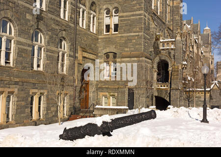 Cannon vor Healy Hall durch Schnee nach dem großen Schneefall in Washington DC, USA. Stockfoto