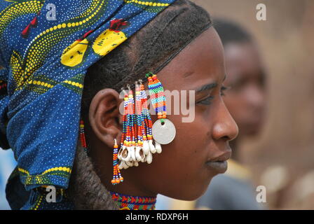 Eine junge Frau in Niger, Afrika, das Tragen der traditionellen Perlen Schmuck der Fulani Menschen. Stockfoto