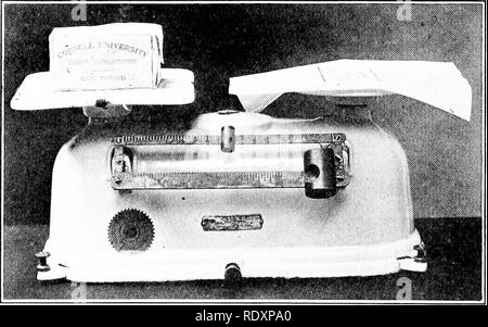 . Das Buch von Butter: ein Text über die Natur, die Herstellung und die Vermarktung des Produkts. Butter. 2 Ich^^. Ich | Ich^! iJ^, i-J, JW ffig^^ ggWii Abb., o2. - Amoriran biittor - cuttor.. Abb. 53. - Butter Skalen, die Arc zu einer 30 Graduierte lesen - secoud einer Unze. Bitte beachten Sie, dass diese Bilder sind von der gescannten Seite Bilder, die digital für die Lesbarkeit verbessert haben mögen - Färbung und Aussehen dieser Abbildungen können nicht perfekt dem Original ähneln. extrahiert. Guthrie, Edward Sewall, 1880-1964. New York: Macmillan Stockfoto