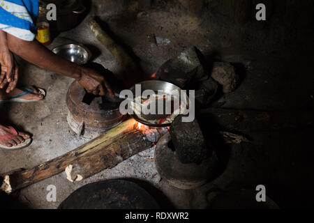 Eine Frau an der Vorbereitung einer Omelette über das Feuer in Kamerun, Afrika. Stockfoto