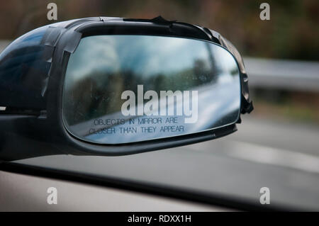 Eine gebrochene Spiegel auf ein Auto. Stockfoto