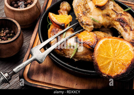 Gebackene Chicken Drumsticks mit Orangensauce in Skillet Stockfoto