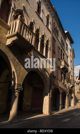 Gebäude in der historischen Altstadt von Vittorio Veneto in der Region Venetien im Nordosten Italiens Stockfoto