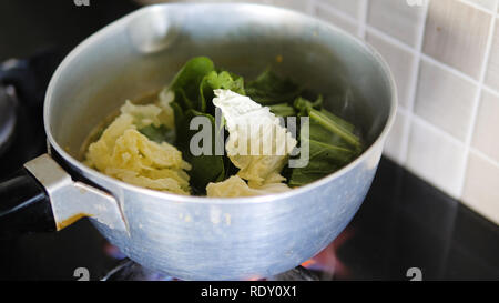 Kochen Gemüsesuppe und Kochen Gemüse im Topf Stockfoto