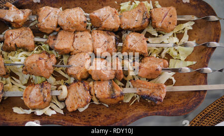 Grill Spieße mit saftigen Fleisch onplate. Shish Kebab aus Schweinefleisch Stockfoto