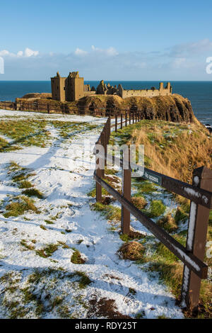 Dunnottar Castle eine zerstörte mittelalterliche Festung auf einer felsigen Landspitze südlich der Stadt Stonehaven, Aberdeenshire, Schottland entfernt. Stockfoto