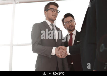 zwei Geschäftsleute Händeschütteln Stockfoto