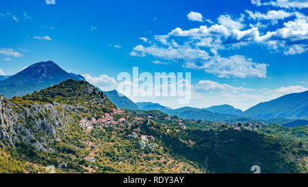 Rocky Mountains am Horizont in der Wüste mit sommerlichen Farben. Stockfoto