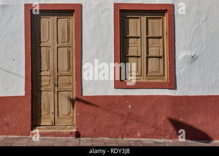 Fassade eines alten Hauses in einem Bergdorf Stockfoto