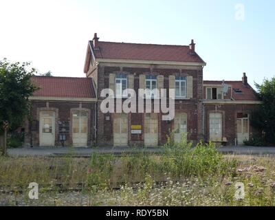 Arques (Pas-de-Calais, Fr) ancienne Gare coté Schienen. Stockfoto