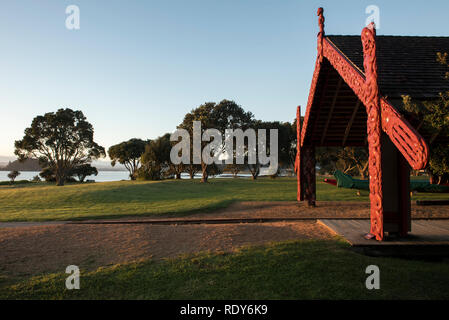 Die Waka (Kanu) Haus hält einige zeremonielle Krieg Kanus (waka taua) einschließlich der größten, ngatokimatawhaorua. Die Waitangi Treaty Grounds ist t Stockfoto