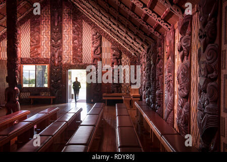 Te Whare Rūnanga (das Haus der Versammlung). Die Waitangi Treaty Grounds ist der Ort, wo Maori-häuptlingen zunächst auf ihre Übereinstimmung mit der Britischen Krone unterzeichnet Stockfoto