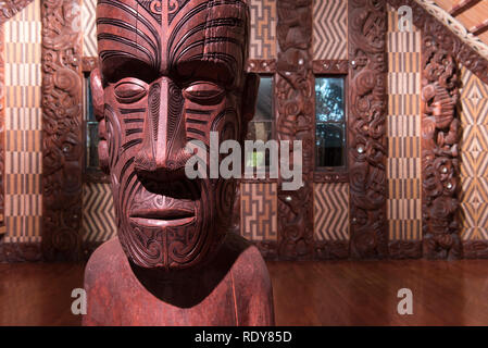 Te Whare Rūnanga (das Haus der Versammlung). Die Waitangi Treaty Grounds ist der Ort, wo Maori-häuptlingen zunächst auf ihre Übereinstimmung mit der Britischen Krone unterzeichnet Stockfoto