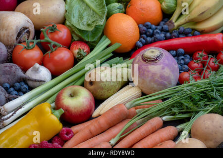 Obst und Gemüse auf Schiefer Stockfoto