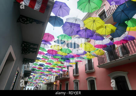 Bunte Sonnenschirme hängt über Straße in der Altstadt von San Juan, Puerto Rico. Stockfoto