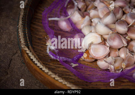 Knoblauchzehen auf Holz- Oberfläche Stockfoto