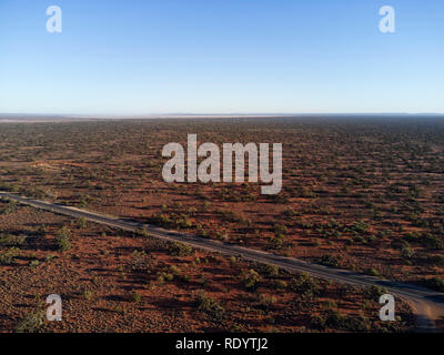 Antenne des Stuart Highway durch die ariden Umgebung im Süden von South Australia Stockfoto