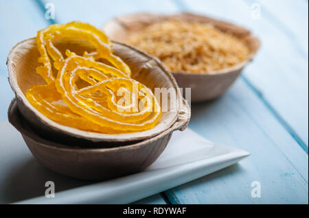 Indische beliebte Süß-Jalebi, mit würzigen Sev (gebratene Nudeln) Stockfoto