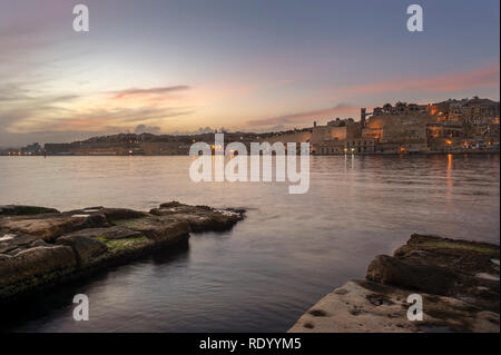 Valletta, Malta in der Abenddämmerung über dem Hafen von Vittoria gesehen. Stockfoto