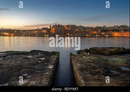 Valletta, Malta in der Abenddämmerung über dem Hafen von Vittoria gesehen. Stockfoto