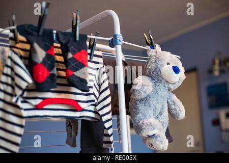 Grau Teddybär Plüsch Spielzeug hängend Trocknen nach dem Waschen wäsche Kleidung. geringe Sicht. Stockfoto