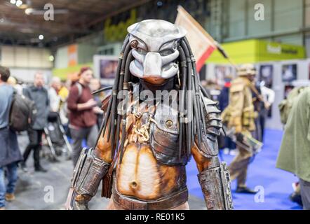 Birmingham, Großbritannien - 17 März, 2018. Männliche comicon Ventilator gekleidet wie Twentieth Century Fox, Predator in Cosplay Kostüme zu einem Comic Convention. Stockfoto