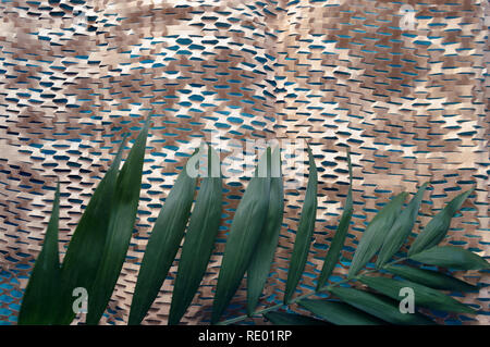 Einzigartige eco Textur des Handwerks Papier net palm leaf und blau Holz- Hintergrund Stockfoto