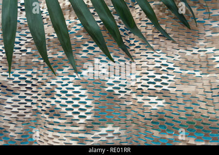 Teile von Palm Leaf auf eco Papier Hintergrund mit blauen Teile aus Holz Stockfoto