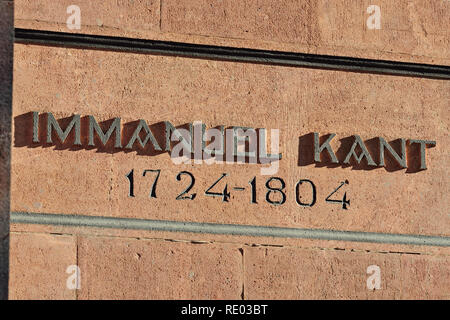 Gedenkstätte Inschrift auf dem Grab des deutschen Philosophen Immanuel Kant. Kaliningrad, ehemals Königsberg, Russland Stockfoto