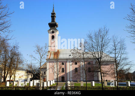 Otocac, Kroatien. Die Kirche der Heiligen Dreifaltigkeit. Es wurde von der Jugoslawischen Volksarmee artillerie am 15. September 1991 Während der jugoslawischen Kriege klopfte. Die Kirche wurde mehrfach im Laufe der Jahrhunderte zerstört durch Feuer und Stürme. Stockfoto