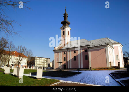 Otocac, Kroatien. Die Kirche der Heiligen Dreifaltigkeit. Es wurde von der Jugoslawischen Volksarmee artillerie am 15. September 1991 Während der jugoslawischen Kriege klopfte. Die Kirche wurde mehrfach im Laufe der Jahrhunderte zerstört durch Feuer und Stürme. Stockfoto