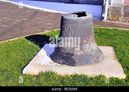 Otocac, Kroatien. Die Glocke der Kirche der Heiligen Dreifaltigkeit. Es wurde von der Jugoslawischen Volksarmee artillerie am 15. September 1991 Während der jugoslawischen Kriege klopfte. Stockfoto