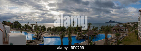 Sonnenaufgang Blick vom Balkon des Luxus Hotel mit großen Pools und Palmen in Altea, Alicante, Comunidad Valenciana, Spanien Stockfoto