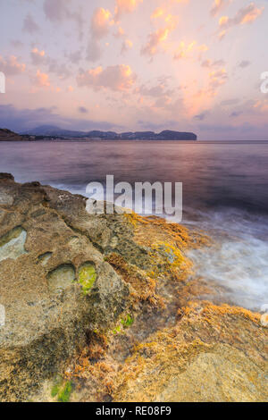 Sonnenaufgang am Cap Blanc in Moraira, mit Cap d'oder Ansicht, Teulada Moraira, Alicante, Costa Blanca, Alicante, Spanien, Europa. Stockfoto