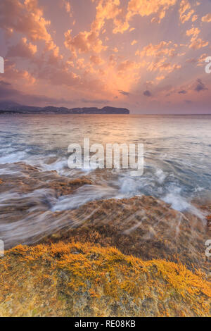 Sonnenaufgang am Cap Blanc in Moraira, mit Cap d'oder Ansicht, Teulada Moraira, Alicante, Costa Blanca, Alicante, Spanien, Europa. Stockfoto