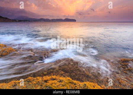 Sonnenaufgang am Cap Blanc in Moraira, mit Cap d'oder Ansicht, Teulada Moraira, Alicante, Costa Blanca, Alicante, Spanien, Europa. Stockfoto