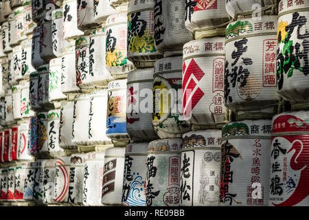 Tokio, Japan - 17/02/2017: Gestapelte Japanischer Sake Fässer auf dem Weg, der bis zur Meiji Jingu-Schrein in Tokio, Japan führt. Stockfoto