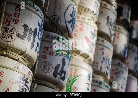 Tokio, Japan - 17/02/2017: Gestapelte Japanischer Sake Fässer auf dem Weg, der bis zur Meiji Jingu-Schrein in Tokio, Japan führt. Stockfoto