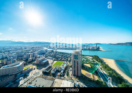 Asien Business Konzept für Immobilien und Corporate Bau - Panoramablick auf das urbane Stadtbild Luftaufnahme von Beach Park unter strahlend blauen Himmel und Sonne i Stockfoto