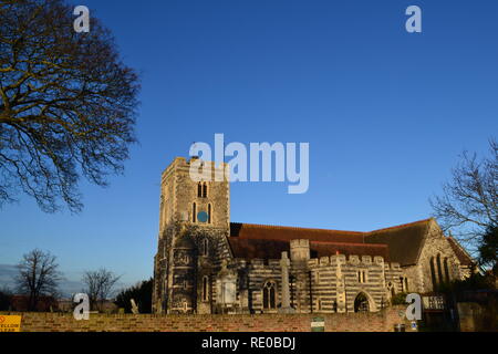 St Helen's Church, Cliffe, Kent. Eine mittelalterliche Kirche in der 13., 14. und 15. Jahrhundert auf der Hoo-Halbinsel. Dargestellt an einem klaren Winter Stockfoto