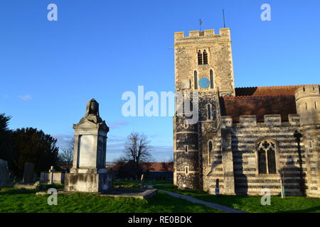 St Helen's Church, Cliffe, Kent. Eine mittelalterliche Kirche in der 13., 14. und 15. Jahrhundert auf der Hoo-Halbinsel. Dargestellt an einem klaren Winter Stockfoto