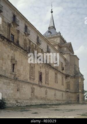 FACHADA DEL OBISPO Y ABSIDES DE LA IGLESIA. Lage: MONASTERIO DE SANTIAGO. Uclés. CUENCA. Spanien. Stockfoto