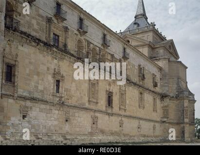 FACHADA DEL OBISPO Y ABSIDES DE LA IGLESIA. Lage: MONASTERIO DE SANTIAGO. Uclés. CUENCA. Spanien. Stockfoto