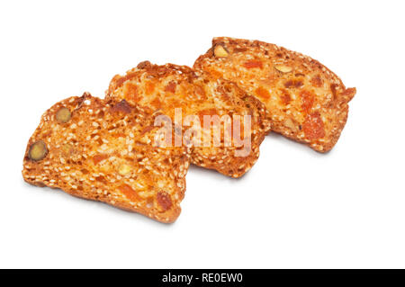 Studio shot ein gourmet Käse Wafer, mit Pistazien, Aprikose, und Sonnenblumenkerne, schneiden Sie vor einem weißen Hintergrund - Johannes Gollopbread Stockfoto