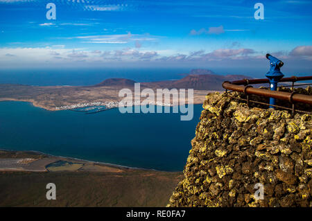 Ein Blick auf die Insel La Graciosa von Mirador del Rio auf Lanzarote, Kanarische Inseln Stockfoto